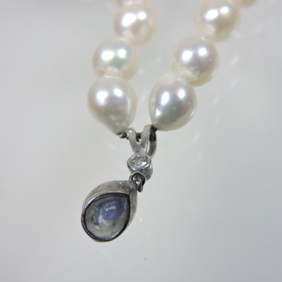 Lot 40 - A cultured pearl single strand necklace