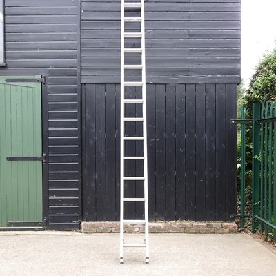 Lot 121 - An aluminium extending ladder, 394cm long