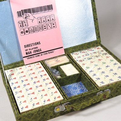 Lot 183 - A modern mah jong set, cased, 33cm