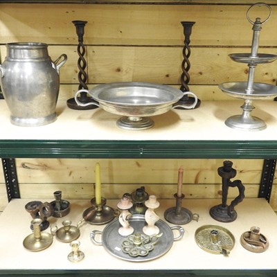 Lot 400 - A collection of metalwares, to include pewter...