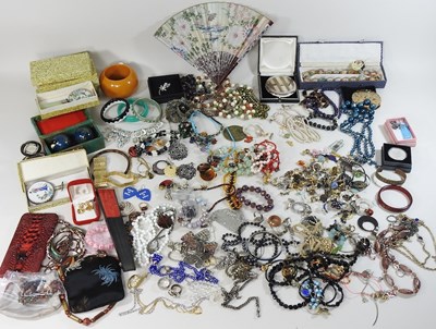 Lot 82 - A collection of costume jewellery