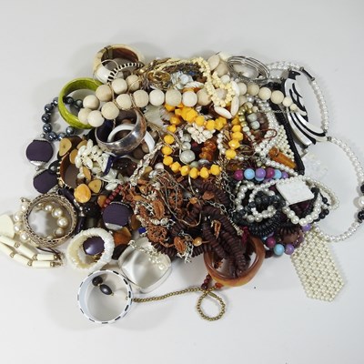 Lot 76 - A collection of costume jewellery