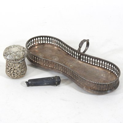 Lot 219 - A Victorian silver snuffer tray, of lobed...