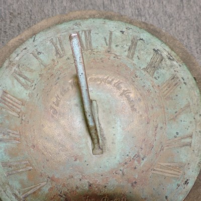 Lot 402 - A sun dial