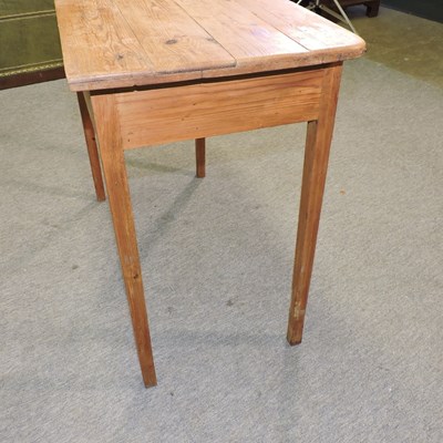 Lot 78 - An early 20th century pine side table