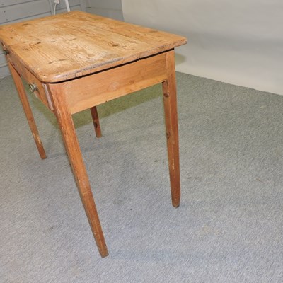 Lot 78 - An early 20th century pine side table