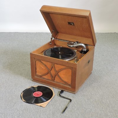 Lot 752 - An early 20th century HMV table top gramophone