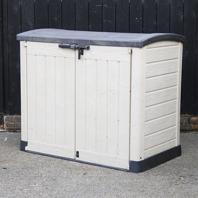 Lot 541 - A garden storage box, 143cm wide