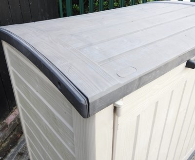 Lot 541 - A garden storage box, 143cm wide