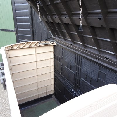 Lot 541 - A garden storage box, 143cm wide