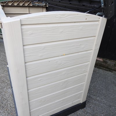 Lot 541 - A garden storage box, 143cm wide