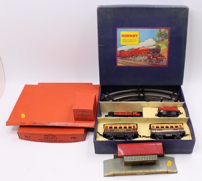 Lot 78 - A Hornby M1 0 Gauge model passenger train set,...