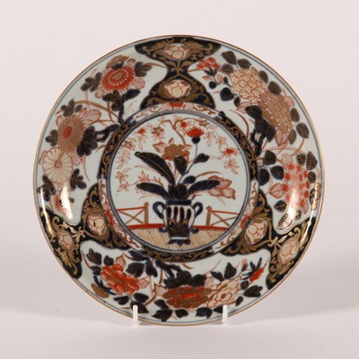 Lot 154 - A Japanese Imari porcelain charger, Edo period...