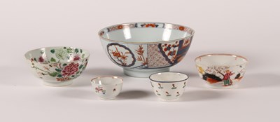 Lot 286 - A collection of porcelain bowls, to include an...