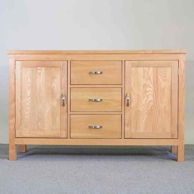 Lot 521 - A modern light oak sideboard