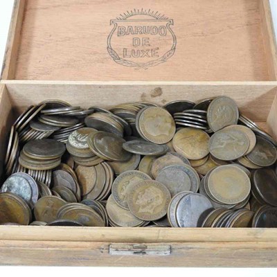 Lot 540 - A collection of Victorian and later pennies,...