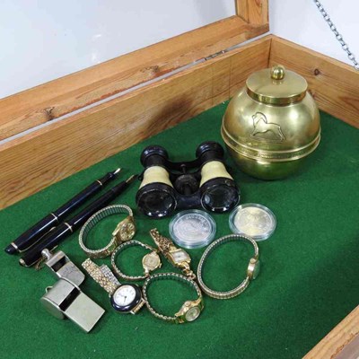 Lot 520 - A collection of wristwatches, Parker pens,...