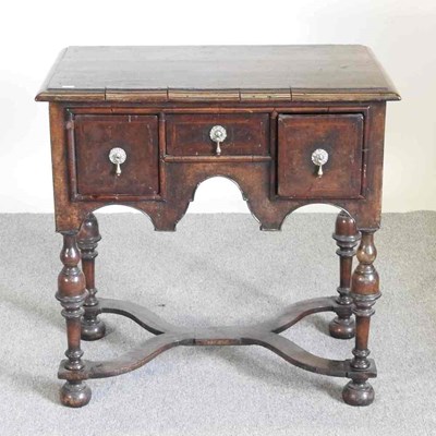 Lot 292 - A William and Mary style walnut and feather...