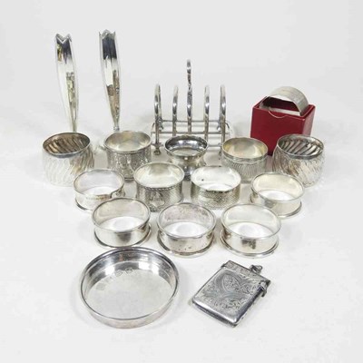 Lot 432 - An early 20th century silver five bar toast...