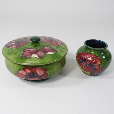 Lot 102 - An early 20th century Moorcroft jar and cover
