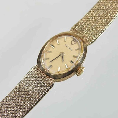 Lot 219 - A 9 carat gold cased Tudor vintage ladies...