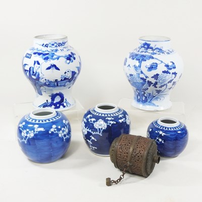 Lot 321 - A pair of Chinese porcelain blue and white...