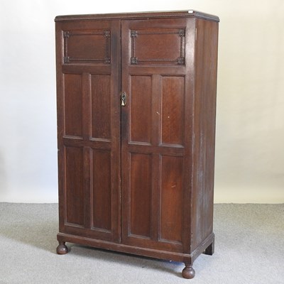 Lot 566 - An early 20th century oak hall robe