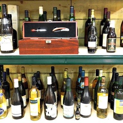 Lot 490 - A collection of bottles of wine