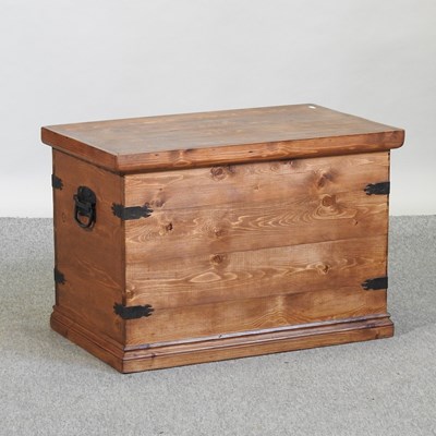 Lot 417 - A modern pine blanket box