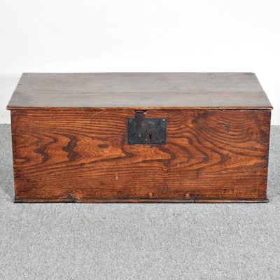 Lot 418 - An 18th century elm box, with a hinged lid