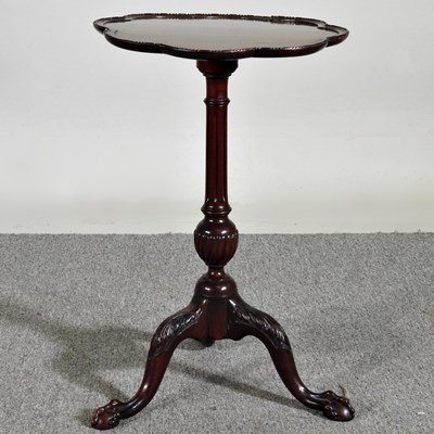 Lot 499 - A mahogany occasional table, on a tripod base