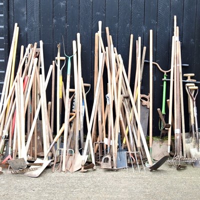 Lot 495 - A larger collection of gardening hand tools