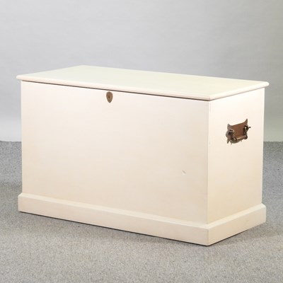 Lot 394 - A modern cream painted blanket box