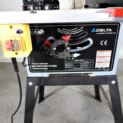 Lot 66 - A Delta electric circular table saw