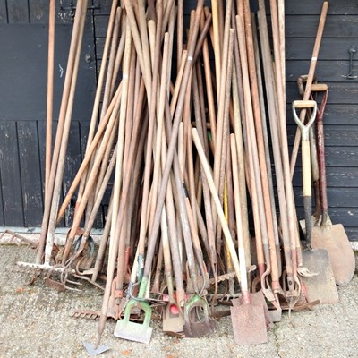 Lot 194 - A large collection of vintage hand gardening...