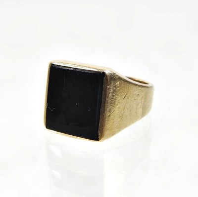 Lot 89 - A 14 carat gold black onyx signet ring, of...