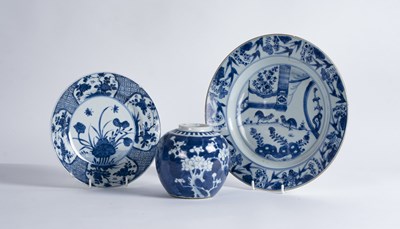 Lot 208 - A Chinese blue and white porcelain plate,...