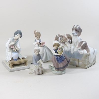 Lot 60 - A collection of Lladro and Nao figures