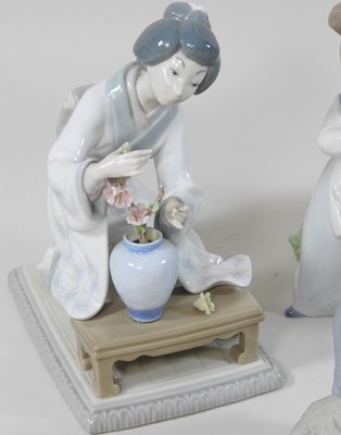 Lot 60 - A collection of Lladro and Nao figures
