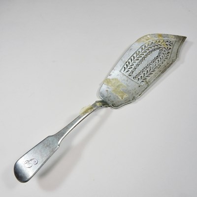 Lot 71 - A George III silver fish slice, London 1818,...