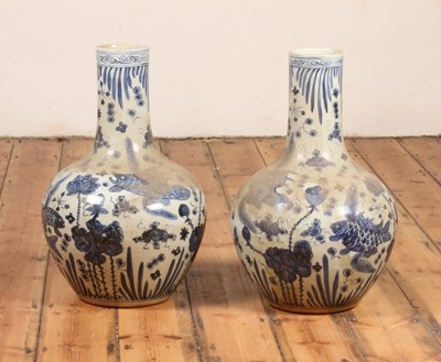 Lot 224 - A pair of large Chinese blue and white...