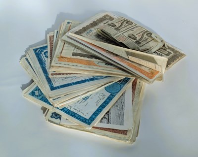 Lot 433 - A collection of mixed vintage bonds