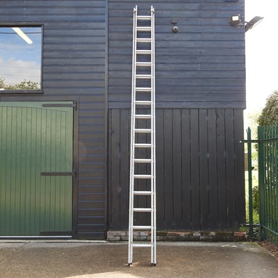 Lot 329 - An aluminium extending ladder