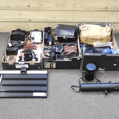 Lot 207 - A collection of cameras and accessories