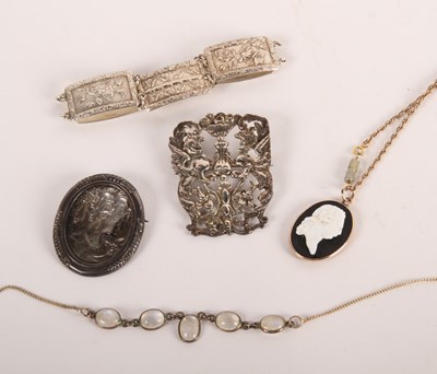 Lot 75 - A profile portrait cameo pendant on chain,...