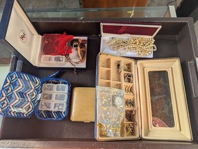 Lot 101 - A collection of various jewellery, mostly...