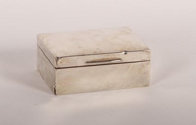 Lot 108 - A silver table cigarette box, London 1905,...