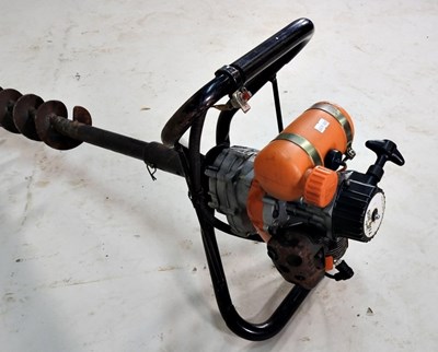 Lot 114 - A Tanaka petrol post hole borer