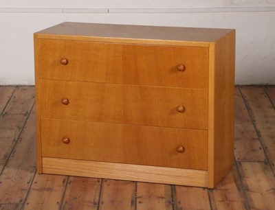 Lot 349 - A Herbert Gibbs oak chest of drawers h 76cm, w...