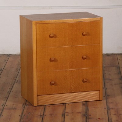 Lot 332 - A Herbert Gibbs oak chest of drawers, h 91cm,...